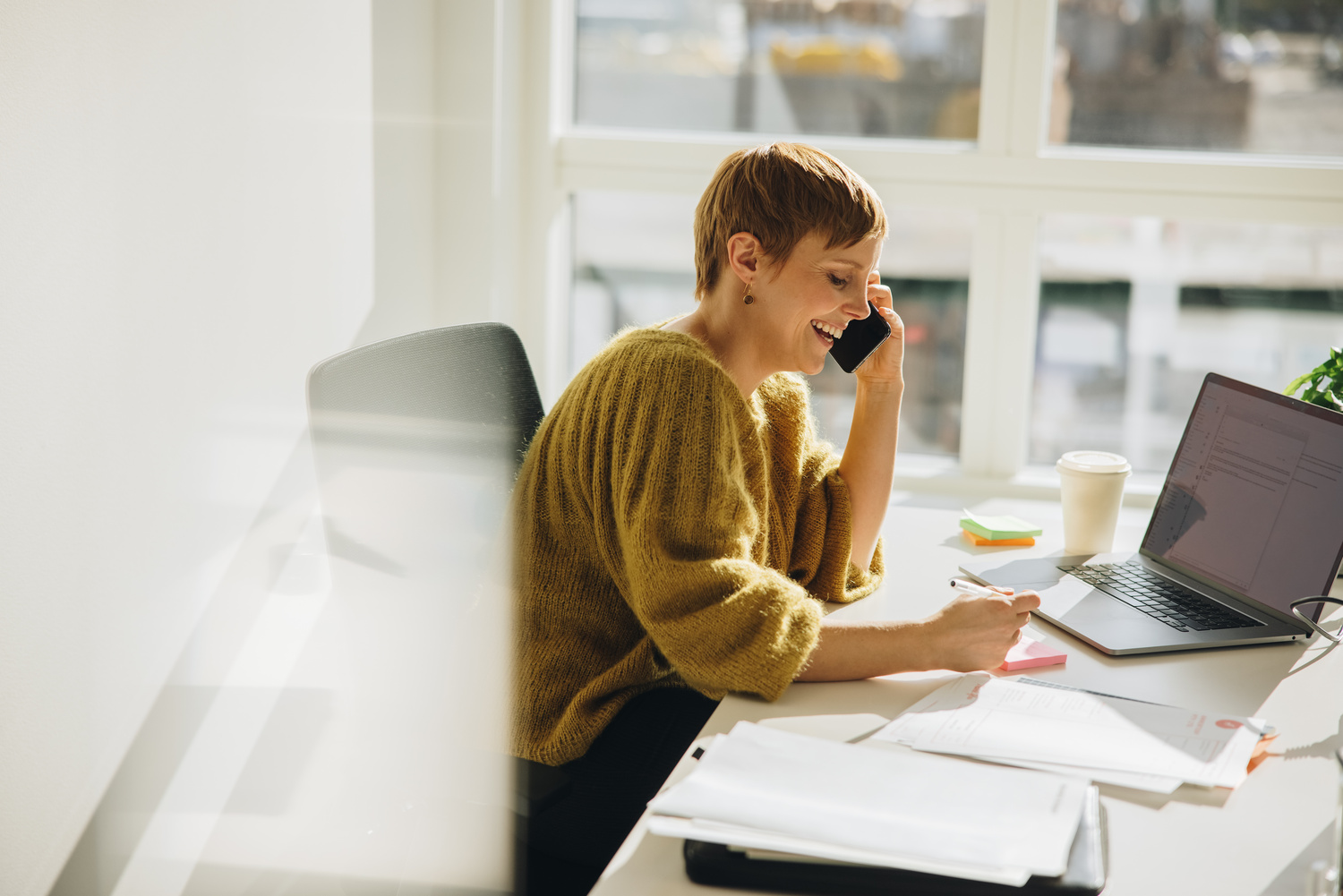 female_executive_working_in_office